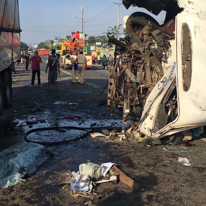 Hiện trường vụ ô tô khách và xe tải lao vào nhau khiến 1 người chết, 9 người bị thương